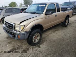 2000 Toyota Tacoma PreRunner z VIN 4TASN92N8YZ657400, wystawiony jako Copart lot #82271215 z przebiegiem 165 953 mil mil oraz Czysty tytuł • Clean title. Historia ofert i sprzedaży dostępna na DreamBid. Obrazek 1.