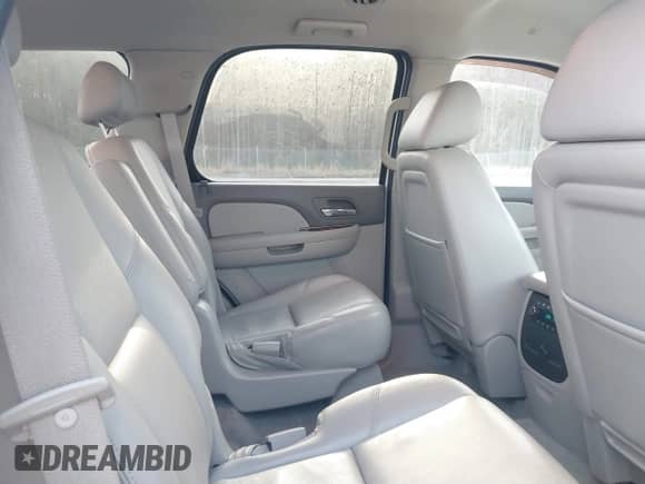 2010 Chevrolet Tahoe LTZ z VIN 1GNUCCE09AR108348, wystawiony jako IAAI lot #41839513 z przebiegiem 199 458 mil mil oraz . Historia ofert i sprzedaży dostępna na DreamBid. Obrazek 8.