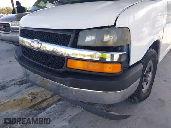 2005 Chevrolet Express Passenger z VIN 1GNFG15X151106869, wystawiony jako IAAI lot #42757318 z przebiegiem 102 844 mil mil oraz . Historia ofert i sprzedaży dostępna na DreamBid. Obrazek 12.