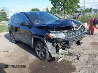 2018 Jeep Compass Latitude z VIN 3C4NJDBB8JT402684, wystawiony jako IAAI lot #43035970 z przebiegiem 85 956 mil mil oraz . Historia ofert i sprzedaży dostępna na DreamBid. Obrazek 1.