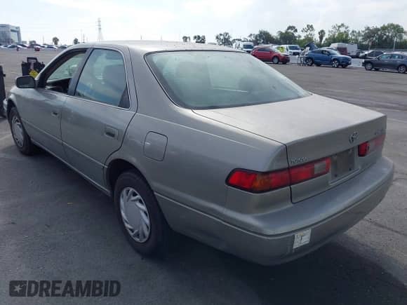 1998 Toyota Camry LE z VIN JT2BG22K5W0120831, wystawiony jako IAAI lot #43273319 z przebiegiem 197 465 mil mil oraz . Historia ofert i sprzedaży dostępna na DreamBid. Obrazek 3.