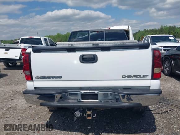 2005 Chevrolet Silverado 1500 LS z VIN 2GCEC13T751366249, wystawiony jako IAAI lot #41986002 z przebiegiem 194 795 mil mil oraz . Historia ofert i sprzedaży dostępna na DreamBid. Obrazek 17.