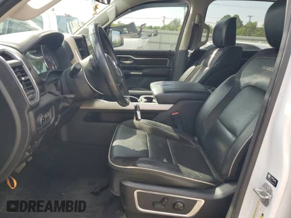 2022 Ram 1500 Laramie z VIN 1C6SRFJT3NN141138, wystawiony jako Copart lot #63250275 z przebiegiem 84 334 mil mil oraz Szkoda całkowita • Salvage title. Historia ofert i sprzedaży dostępna na DreamBid. Obrazek 7.