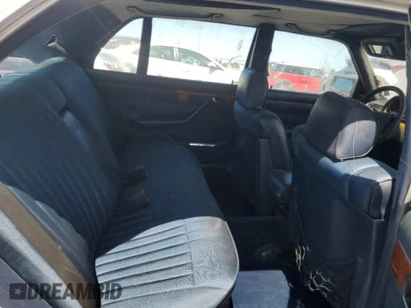 1983 Mercedes-Benz 380 z VIN WDBCA33A4DB042003, wystawiony jako Copart lot #62316525 z przebiegiem 161 377 mil mil oraz Nie do naprawy • Non repairable. Historia ofert i sprzedaży dostępna na DreamBid. Obrazek 10.