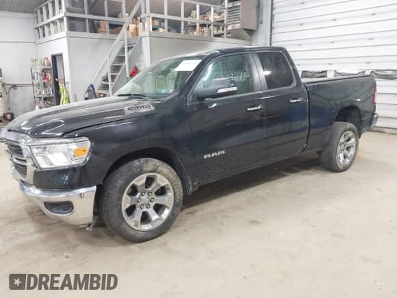 2020 Ram 1500 Big Horn z VIN 1C6SRFBT6LN142263, wystawiony jako IAAI lot #42992728 z przebiegiem 94 208 mil mil oraz . Historia ofert i sprzedaży dostępna na DreamBid. Obrazek 2.