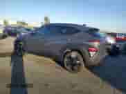 2024 Hyundai Kona SEL с VIN KM8HC3AB4RU070274, выставлен на аукционе Copart как лот 79359174 с пробегом 9 126 миль миль и Списание • Salvage title. История ставок и продаж доступна на DreamBid. Изображение 2.