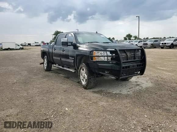 2011 Chevrolet Silverado 2500HD LTZ z VIN 1GC1KYC83BF215855, wystawiony jako Copart lot #68913305 z przebiegiem 213 230 mil mil oraz Szkoda całkowita • Salvage title. Historia ofert i sprzedaży dostępna na DreamBid. Obrazek 13.