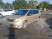 2011 Toyota Sienna LE z VIN 5TDKK3DC4BS161024, wystawiony jako IAAI lot #43360502 z przebiegiem 233 998 mil mil oraz . Historia ofert i sprzedaży dostępna na DreamBid. Obrazek 2.