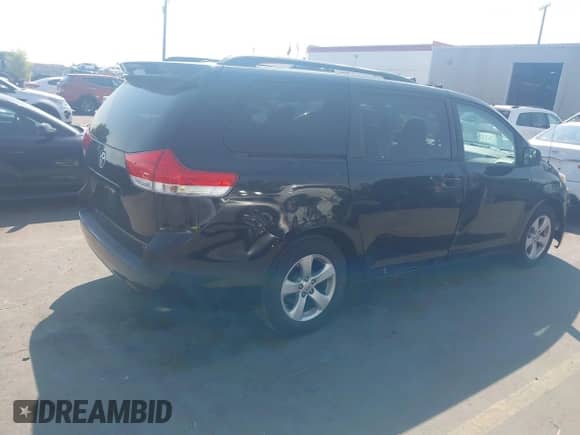 2013 Toyota Sienna LE AAS z VIN 5TDKK3DC2DS286090, wystawiony jako IAAI lot #43164057 z przebiegiem 178 206 mil mil oraz . Historia ofert i sprzedaży dostępna na DreamBid. Obrazek 4.