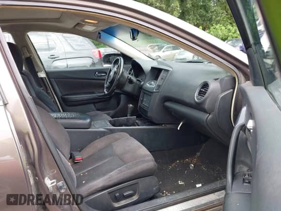 2014 Nissan Maxima S z VIN 1N4AA5AP0EC453556, wystawiony jako IAAI lot #42969120 z przebiegiem 213 915 mil mil oraz . Historia ofert i sprzedaży dostępna na DreamBid. Obrazek 5.