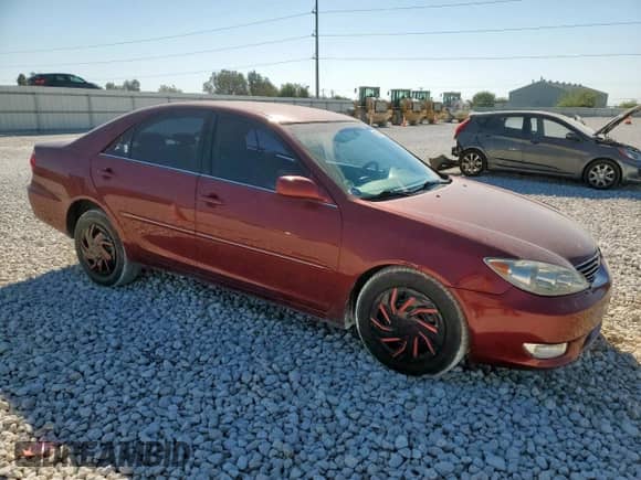 2005 Toyota Camry XLE z VIN 4T1BE32K95U058405, wystawiony jako Copart lot #82394945 z przebiegiem 141 984 mil mil oraz Szkoda całkowita • Salvage title. Historia ofert i sprzedaży dostępna na DreamBid. Obrazek 4.