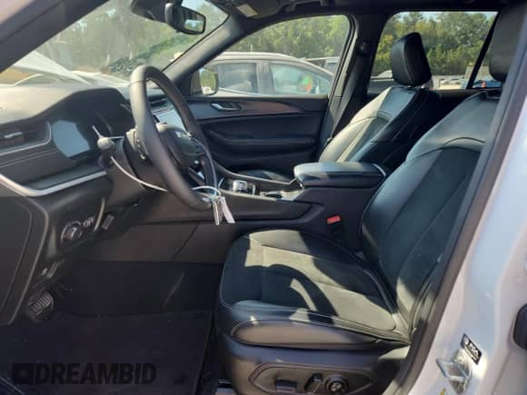 2024 Jeep Grand Cherokee Altitude z VIN 1C4RJGAG5RC261080, wystawiony jako Copart lot #70548745 z przebiegiem 4 769 mil mil oraz Szkoda całkowita • Salvage title. Historia ofert i sprzedaży dostępna na DreamBid. Obrazek 7.