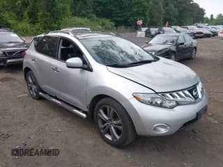 2009 Nissan Murano S z VIN JN8AZ18W79W143695, wystawiony jako IAAI lot #42488112 z przebiegiem 128 484 mil mil oraz . Historia ofert i sprzedaży dostępna na DreamBid. Obrazek 1.