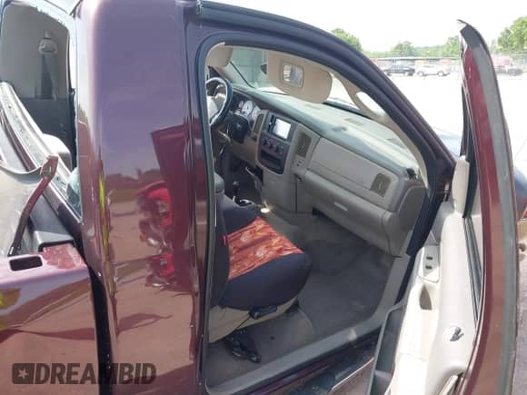 2005 Dodge 1500 SLT z VIN 1D7HU16D95J580086, wystawiony jako IAAI lot #42277801 z przebiegiem 93 975 mil mil oraz . Historia ofert i sprzedaży dostępna na DreamBid. Obrazek 5.