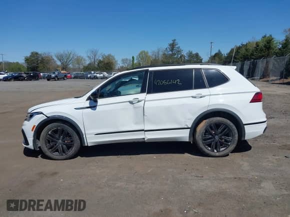 2022 Volkswagen Tiguan SE R-Line Black с VIN 3VV8B7AXXNM095478, выставлен на аукционе IAAI как лот 42056142 с пробегом 24 609 миль миль и . История ставок и продаж доступна на DreamBid. Изображение 14.