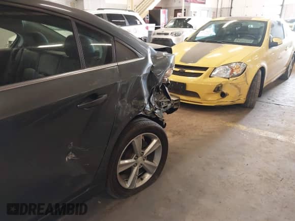 2013 Chevrolet Cruze 2LT z VIN 1G1PE5SB1D7109990, wystawiony jako IAAI lot #42479341 z przebiegiem 109 765 mil mil oraz . Historia ofert i sprzedaży dostępna na DreamBid. Obrazek 6.