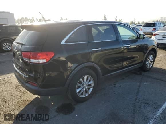 2018 Kia Sorento LX z VIN 5XYPG4A31JG425300, wystawiony jako Copart lot #82003785 z przebiegiem 131 276 mil mil oraz Czysty tytuł • Clean title. Historia ofert i sprzedaży dostępna na DreamBid. Obrazek 3.