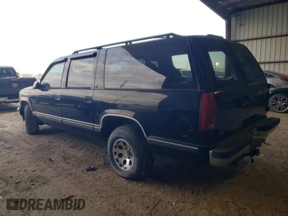 1997 Chevrolet Suburban z VIN 3GNEC16R3VG128803, wystawiony jako Copart lot #86439814 z przebiegiem 132 747 mil mil oraz Czysty tytuł • Clean title. Historia ofert i sprzedaży dostępna na DreamBid. Obrazek 2.