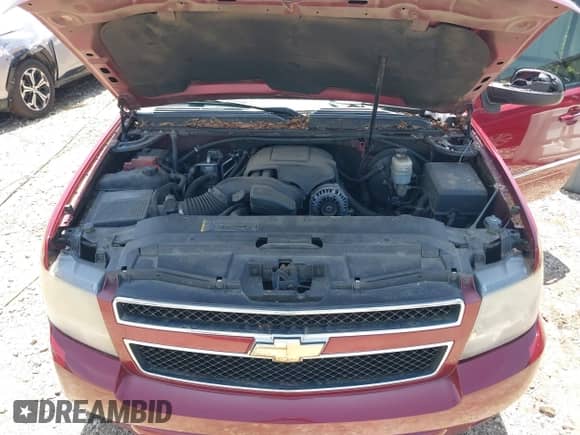 2010 Chevrolet Suburban LT z VIN 1GNUCJE07AR268426, wystawiony jako IAAI lot #42523275 z przebiegiem 252 841 mil mil oraz . Historia ofert i sprzedaży dostępna na DreamBid. Obrazek 10.