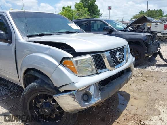 2008 Nissan Frontier SE z VIN 1N6AD07W58C409914, wystawiony jako IAAI lot #42433581 z przebiegiem 202 534 mil mil oraz . Historia ofert i sprzedaży dostępna na DreamBid. Obrazek 6.