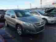 2010 Volkswagen Tiguan S с VIN WVGAV7AX0AW517853, выставлен на аукционе IAAI как лот 41194874 с пробегом 106 471 миль миль и . История ставок и продаж доступна на DreamBid. Изображение 1.