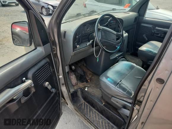 1992 Ford Econoline Cargo с VIN 1FMEE11Y3NHB19960, выставлен на аукционе Copart как лот 59485845 с пробегом 157 226 миль миль и Списание • Salvage title. История ставок и продаж доступна на DreamBid. Изображение 8.