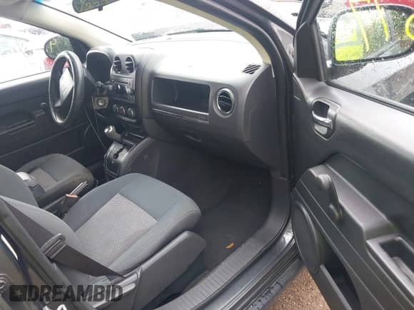 2010 Jeep Compass Sport z VIN 1J4NT1FB9AD677161, wystawiony jako IAAI lot #42686377 z przebiegiem 177 564 mil mil oraz . Historia ofert i sprzedaży dostępna na DreamBid. Obrazek 5.