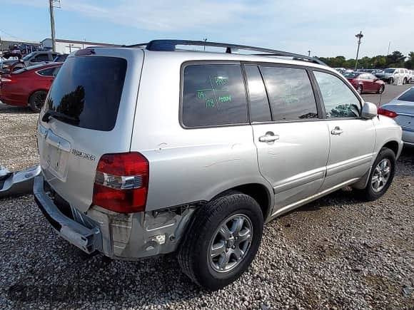 2005 Toyota Highlander z VIN JTEGP21A850079742, wystawiony jako IAAI lot #43268055 z przebiegiem 130 128 mil mil oraz . Historia ofert i sprzedaży dostępna na DreamBid. Obrazek 4.