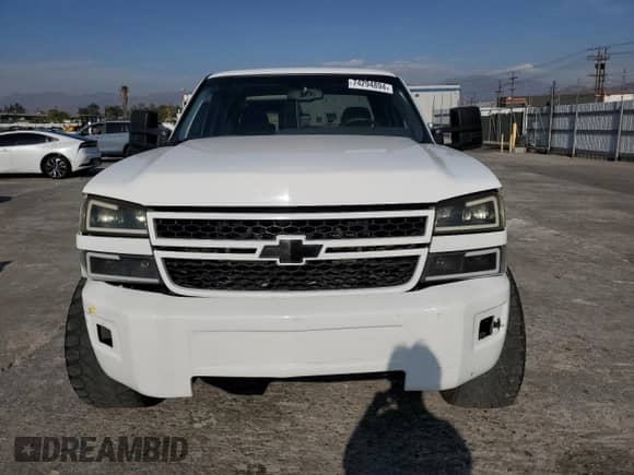 2005 Chevrolet Silverado 2500HD LS with VIN 1GCHC23275F823516, listed as a Copart auction lot 74294894 with 302,292 mi miles and Clean title. Bid and sale history available at DreamBid. Image 5.