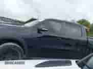 2020 Ram 1500 Rebel z VIN 1C6SRFLT7LN196248, wystawiony jako IAAI lot #42221745 z przebiegiem 40 860 mil mil oraz . Historia ofert i sprzedaży dostępna na DreamBid. Obrazek 14.