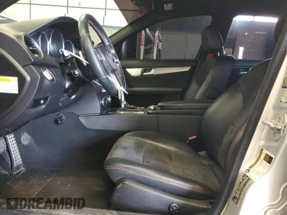 2014 Mercedes-Benz C 250 Sport z VIN WDDGF4HB1EA952989, wystawiony jako Copart lot #90618795 z przebiegiem 137 794 mil mil oraz Czysty tytuł • Clean title. Historia ofert i sprzedaży dostępna na DreamBid. Obrazek 7.