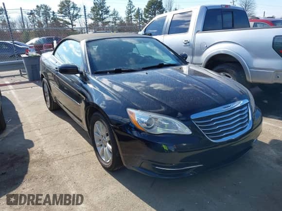 2014 Chrysler 200 Touring z VIN 1C3BCBEG7EN127389, wystawiony jako IAAI lot #41430522 z przebiegiem 121 491 mil mil oraz . Historia ofert i sprzedaży dostępna na DreamBid. Obrazek 1.