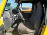 2000 Jeep Wrangler Sport z VIN 1J4FA49S0YP763894, wystawiony jako Copart lot #83925635 z przebiegiem 205 752 mil mil oraz Czysty tytuł • Clean title. Historia ofert i sprzedaży dostępna na DreamBid. Obrazek 7.