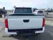 2024 Toyota Tacoma SR5 z VIN 3TMKB5FN5RM022914, wystawiony jako IAAI lot #41398168 z przebiegiem 2 535 mil mil oraz . Historia ofert i sprzedaży dostępna na DreamBid. Obrazek 15.