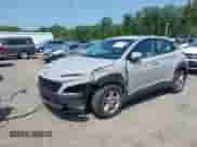 2022 Hyundai Kona SE с VIN KM8K2CAB2NU880697, выставлен на аукционе IAAI как лот 42450375 с пробегом 30 494 миль миль и . История ставок и продаж доступна на DreamBid. Изображение 2.