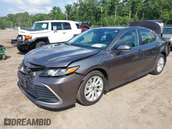 2024 Toyota Camry LE z VIN 4T1R11BK9RU112810, wystawiony jako IAAI lot #42850699 z przebiegiem 31 259 mil mil oraz . Historia ofert i sprzedaży dostępna na DreamBid. Obrazek 18.