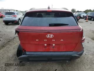 2024 Hyundai Kona SEL z VIN KM8HB3AB0RU137665, wystawiony jako Copart lot #73190374 z przebiegiem 1 423 mil mil oraz Szkoda całkowita • Salvage title. Historia ofert i sprzedaży dostępna na DreamBid. Obrazek 6.