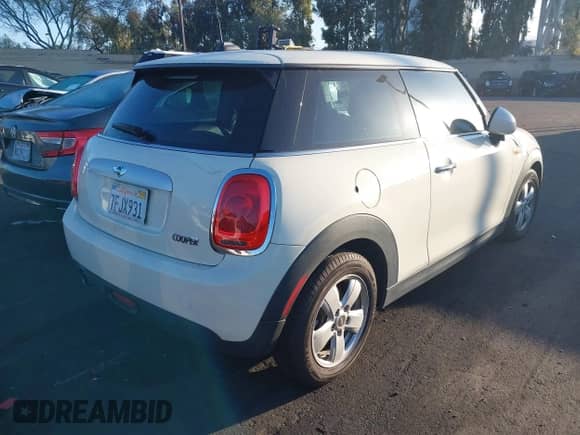 2014 MINI Hardtop с VIN WMWXM5C57ET933968, выставлен на аукционе IAAI как лот 43489867 с пробегом 104 104 миль миль и . История ставок и продаж доступна на DreamBid. Изображение 4.