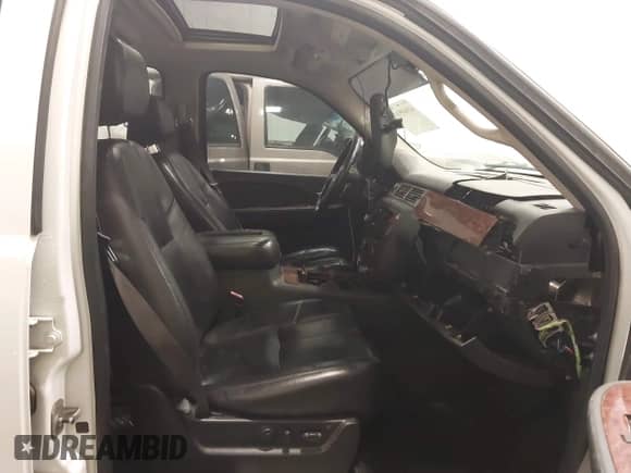 2008 Chevrolet Tahoe LTZ z VIN 1GNFK13038R110710, wystawiony jako IAAI lot #41949511 z przebiegiem 293 971 mil mil oraz . Historia ofert i sprzedaży dostępna na DreamBid. Obrazek 5.