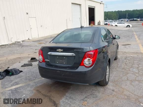 2016 Chevrolet Sonic LT z VIN 1G1JC5SH9G4157517, wystawiony jako IAAI lot #43096087 z przebiegiem 122 808 mil mil oraz . Historia ofert i sprzedaży dostępna na DreamBid. Obrazek 4.
