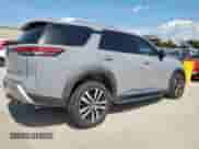 2023 Nissan Pathfinder Platinum с VIN 5N1DR3DJ0PC203261, выставлен на аукционе Copart как лот 65237855 с пробегом 37 429 миль миль и Списание • Salvage title. История ставок и продаж доступна на DreamBid. Изображение 3.