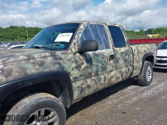 2005 Chevrolet Silverado 1500 Work Truck with VIN 1GCEK19V15Z101751, listed as a IAAI auction lot 42387202 with 332,808 mi miles and . Bid and sale history available at DreamBid. Image 6.