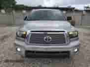 2010 Toyota Tundra Limited z VIN 5TFFY5F15AX098600, wystawiony jako Copart lot #66905195 z przebiegiem 205 694 mil mil oraz Szkoda całkowita • Salvage title. Historia ofert i sprzedaży dostępna na DreamBid. Obrazek 5.