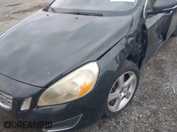 2013 Volvo S60 T5 Premier z VIN YV1612FS8D2180344, wystawiony jako IAAI lot #42863760 z przebiegiem 193 207 mil mil oraz . Historia ofert i sprzedaży dostępna na DreamBid. Obrazek 6.
