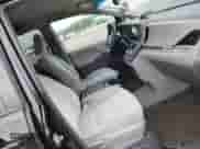 2015 Toyota Sienna LE AAS z VIN 5TDKK3DC8FS688750, wystawiony jako IAAI lot #42850729 z przebiegiem 192 472 mil mil oraz . Historia ofert i sprzedaży dostępna na DreamBid. Obrazek 5.