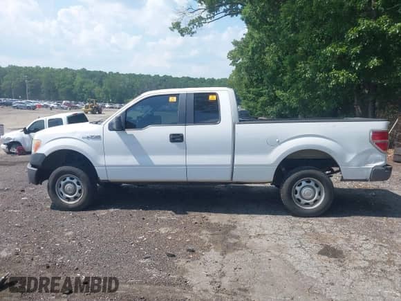 2014 Ford F-150 STX z VIN 1FTEX1CM0EKF77662, wystawiony jako IAAI lot #42556481 z przebiegiem Nie podano mil oraz . Historia ofert i sprzedaży dostępna na DreamBid. Obrazek 14.