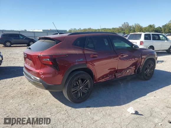 2024 Chevrolet Trax ACTIV z VIN KL77LKE28RC085559, wystawiony jako Copart lot #85587885 z przebiegiem 15 731 mil mil oraz Szkoda całkowita • Salvage title. Historia ofert i sprzedaży dostępna na DreamBid. Obrazek 3.