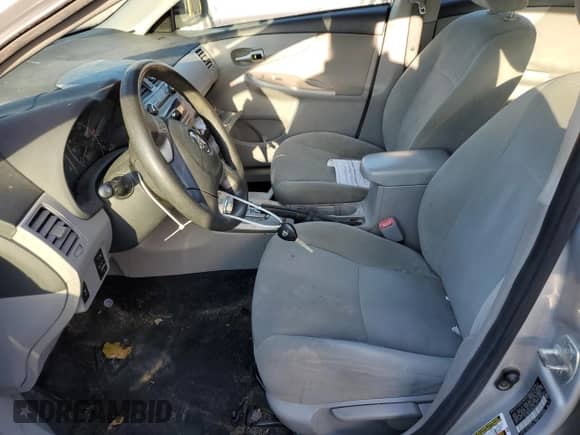 2011 Toyota Corolla L z VIN 2T1BU4EE4BC748137, wystawiony jako Copart lot #87209735 z przebiegiem 301 565 mil mil oraz Czysty tytuł • Clean title. Historia ofert i sprzedaży dostępna na DreamBid. Obrazek 7.