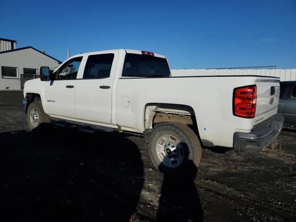 2019 Chevrolet Silverado 2500HD Work Truck z VIN 1GC1KREG7KF124470, wystawiony jako Copart lot #82181094 z przebiegiem 128 984 mil mil oraz Szkoda całkowita • Salvage title. Historia ofert i sprzedaży dostępna na DreamBid. Obrazek 2.