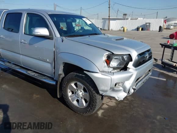 2013 Toyota Tacoma PreRunner z VIN 3TMKU4HN8DM034338, wystawiony jako IAAI lot #41808842 z przebiegiem 142 012 mil mil oraz . Historia ofert i sprzedaży dostępna na DreamBid. Obrazek 6.